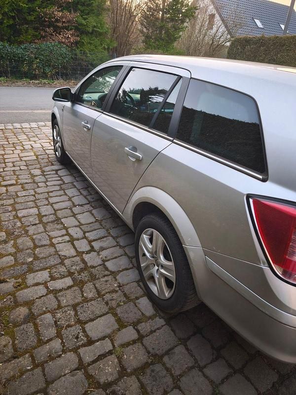 Gebraucht Opel Astra Edition 116 PS (85 kW) 2010 Kombi