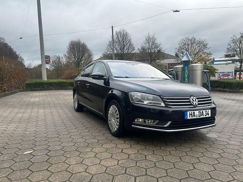Schwarz Gebraucht 2011 VW Passat Trendline Limousine | 8.099 € (Fairer Preis) - Bild 1/4
