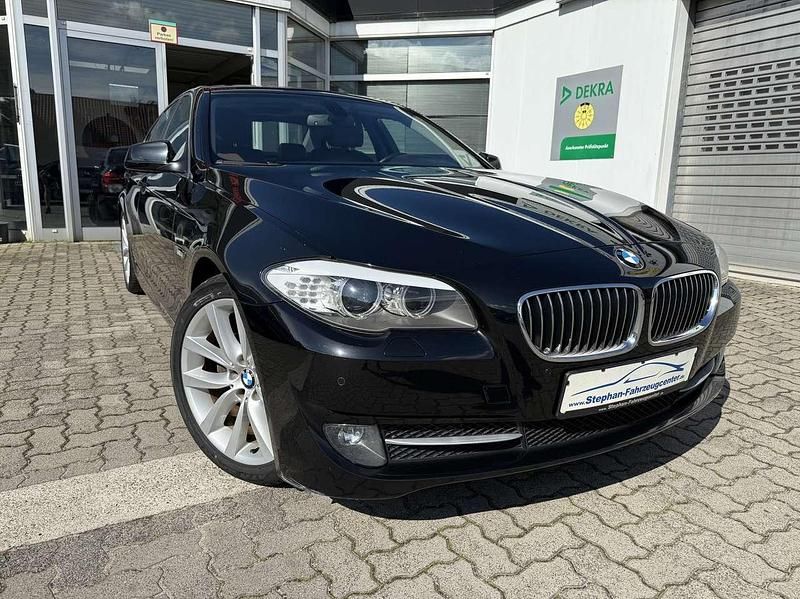Saphirschwarz Gebraucht 2010 BMW 523 Limousine | 8.999 € (Fairer Preis) - Bild 1/4