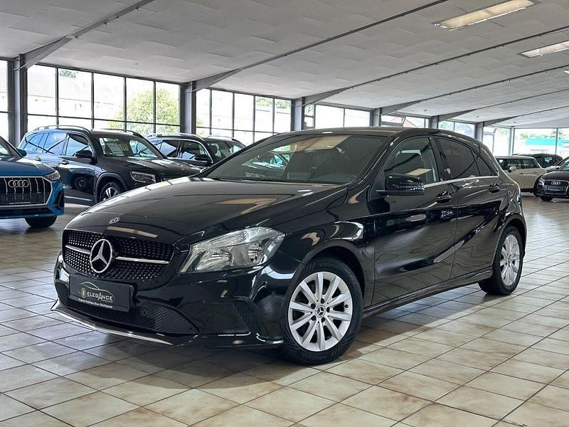 Schwarz Gebraucht 2018 Mercedes A180 Limousine | 16.900 € (Fairer Preis) - Bild 1/4