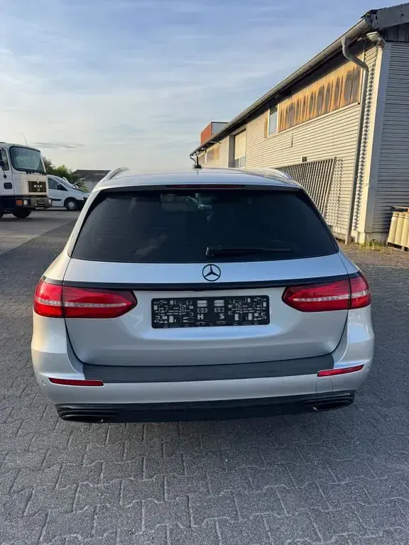 Gebraucht Mercedes E220 AMG 194 PS (142 kW) 2017 Silber Kombi