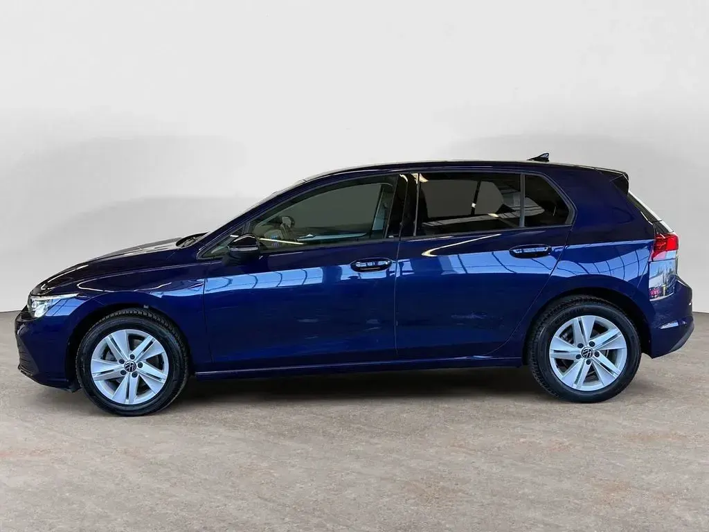 Gebraucht VW Golf VIII Life 131 PS (96 kW) 2022 Blau Limousine