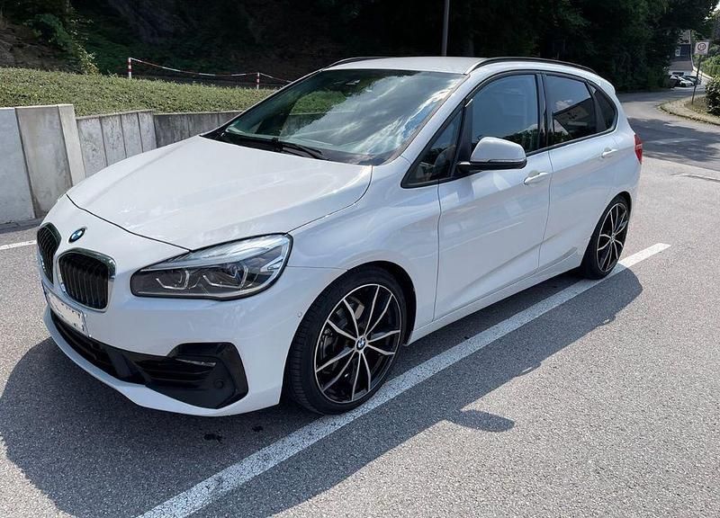 Weiß Gebraucht 2020 BMW 218 Active Tourer Performance Van / Kleinbus | 18.300 € (Fairer Preis) - Bild 1/4