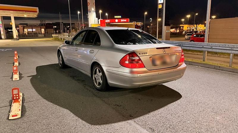 Second-hand Mercedes E200 163 CP (119 kW) 2002 Argintiu Berlinǎ