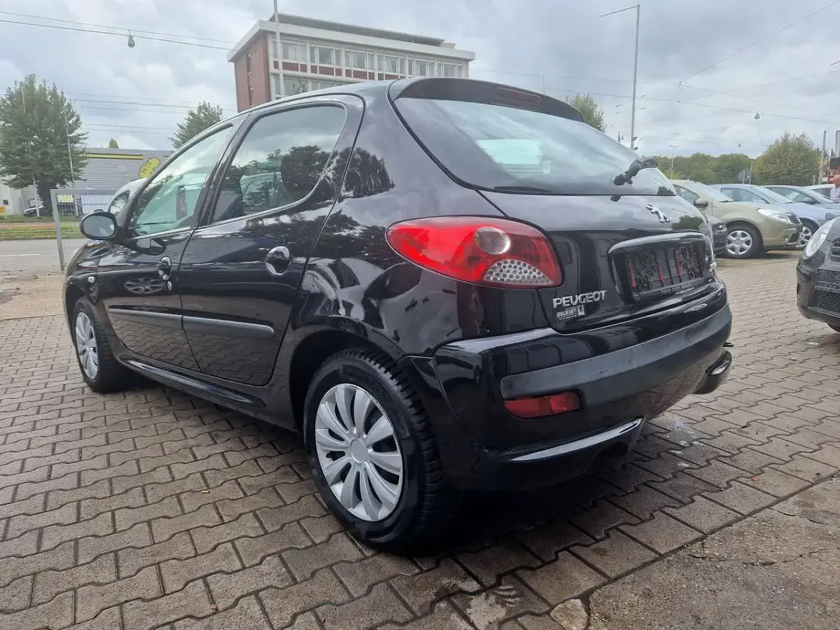 Gebraucht Peugeot 206 Basis 75 PS (55 kW) 2009 Schwarz perla nera/ Kleinwagen