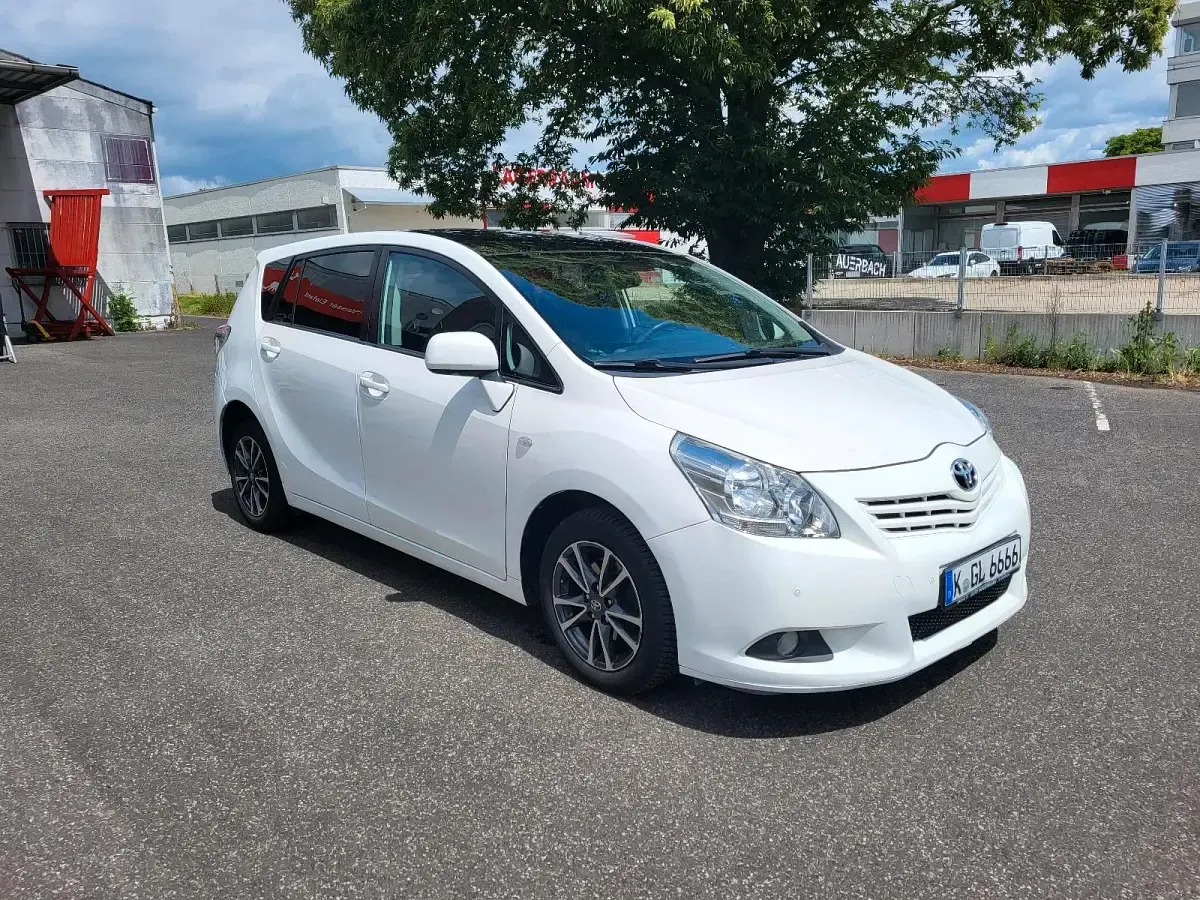 Gebraucht Toyota Verso 126 PS (92 kW) 2011 Weiß Van / Kleinbus