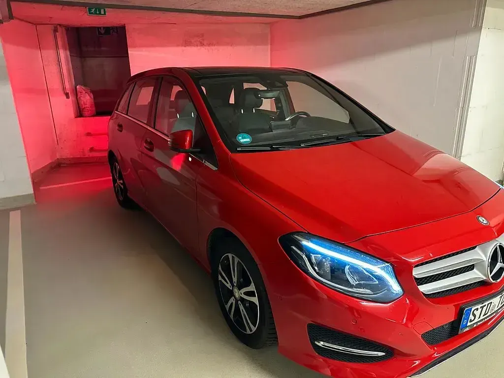 Gebraucht Mercedes B220 184 PS (135 kW) 2017 Rot Van / Kleinbus