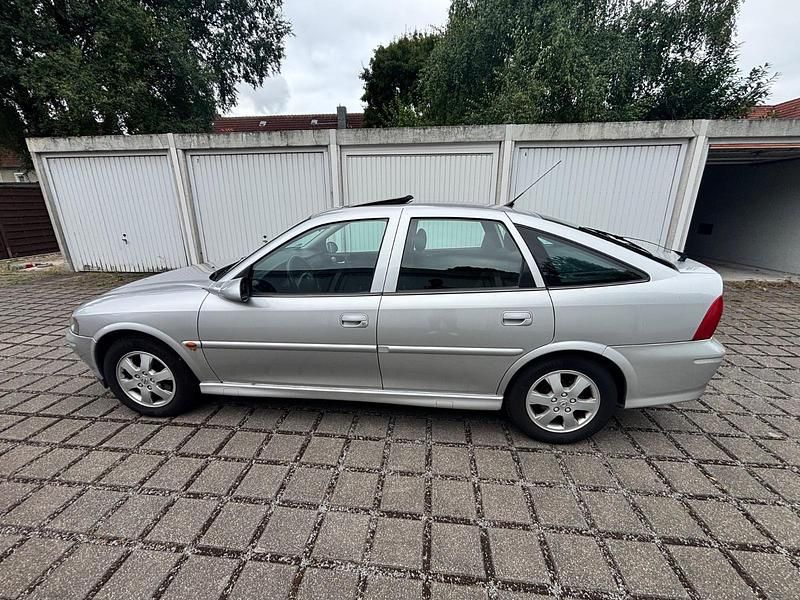 Silber Gebraucht 2002 Opel Vectra Limousine | 2.500 € (Etwas zu teuer) - Bild 1/4