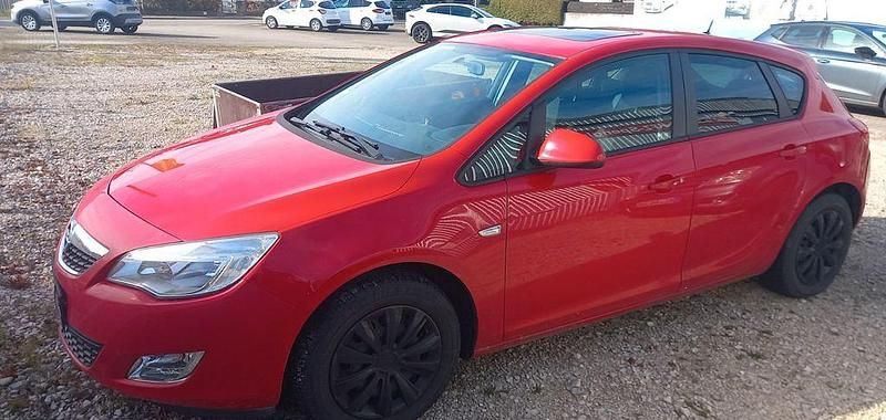 Rot Gebraucht 2011 Opel Astra Limousine | 2.650 € (Superpreis) - Bild 1/4