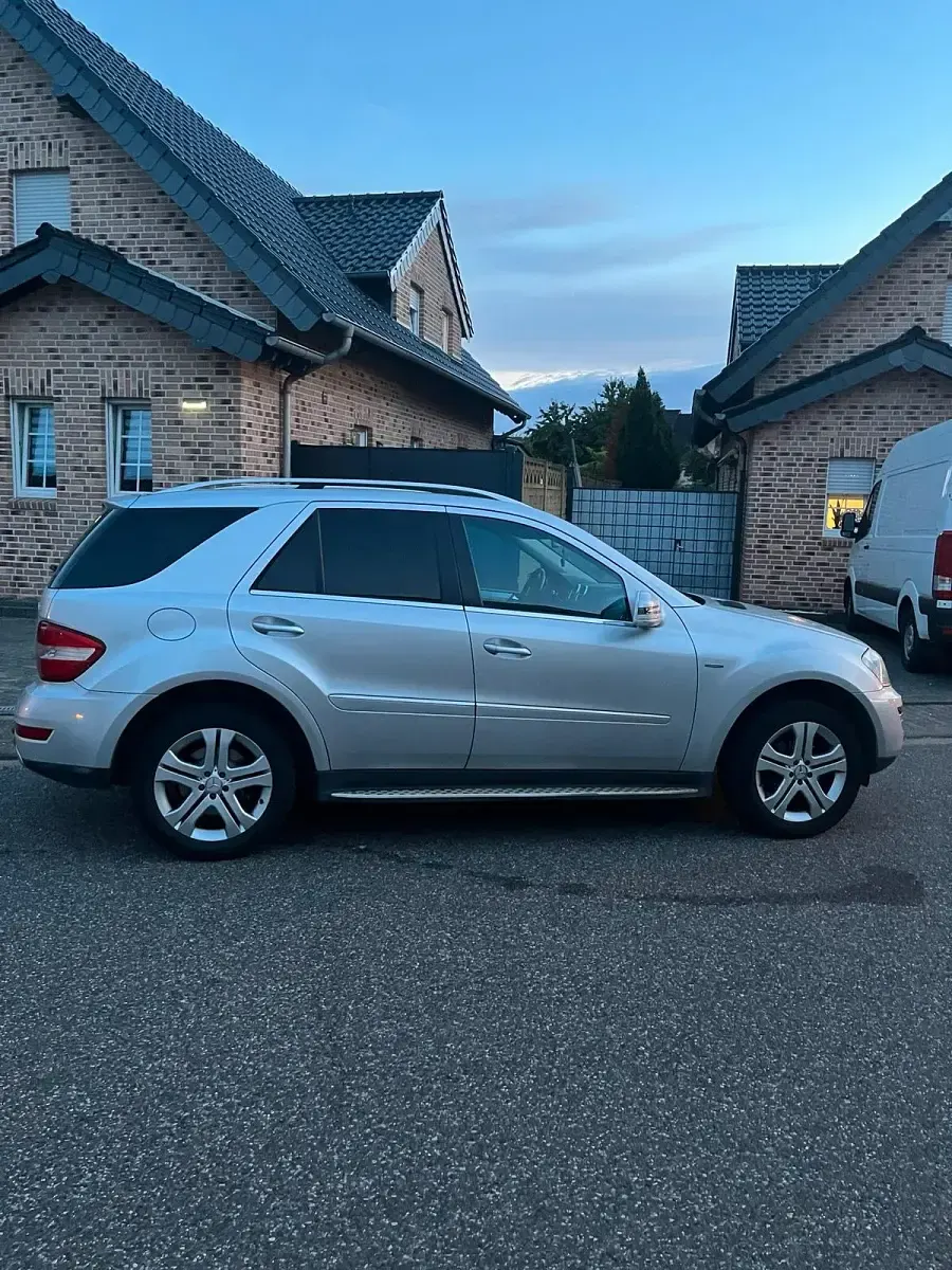 Gebraucht Mercedes ML300 224 PS (164 kW) 2026 Silber SUV