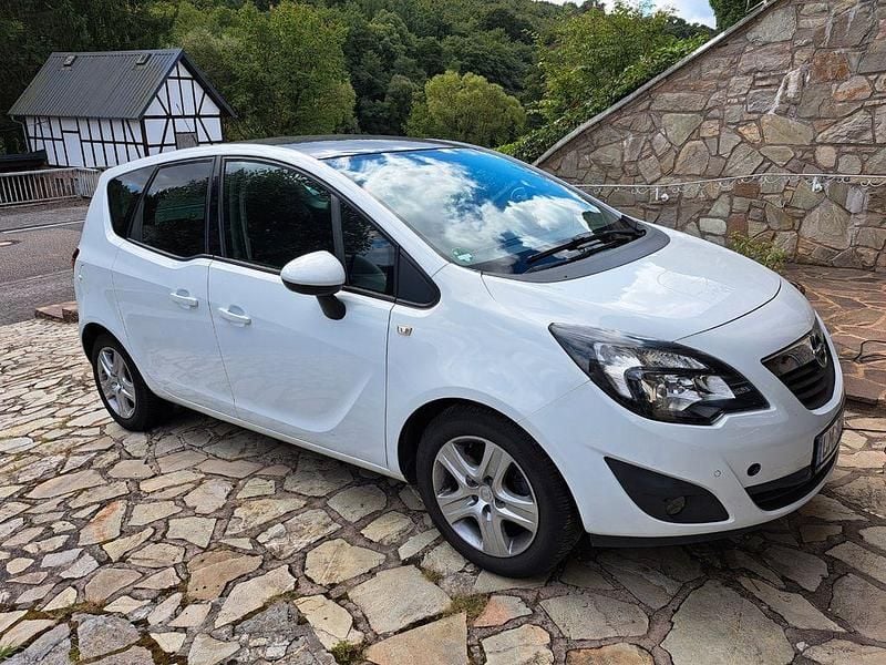 Weiß Gebraucht 2012 Opel Meriva Edition Van / Kleinbus | 5.950 € (Fairer Preis) - Bild 1/4