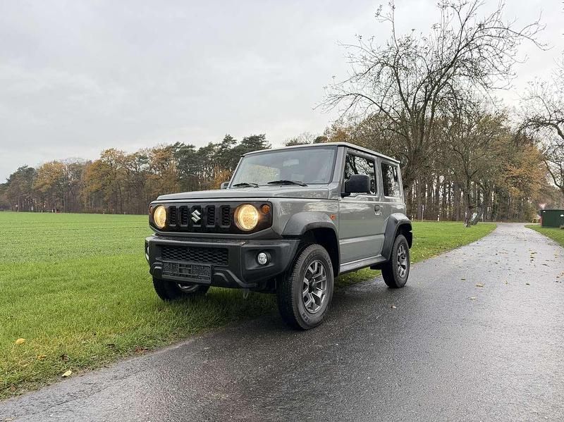 Grau Gebraucht 2024 Suzuki Jimny Comfort SUV | 33.700 € (Etwas zu teuer) - Bild 1/4