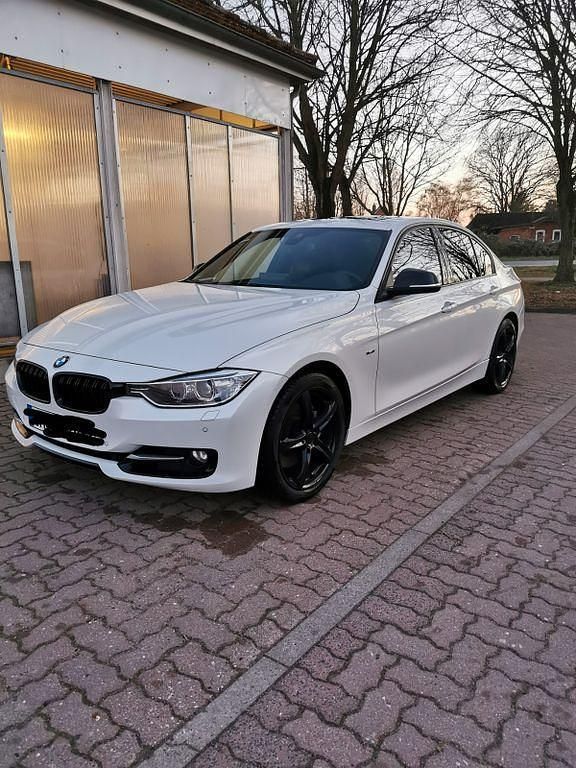 Weiß Gebraucht 2012 BMW 335 Sport Line Limousine | 26.900 € (Etwas zu teuer) - Bild 1/4