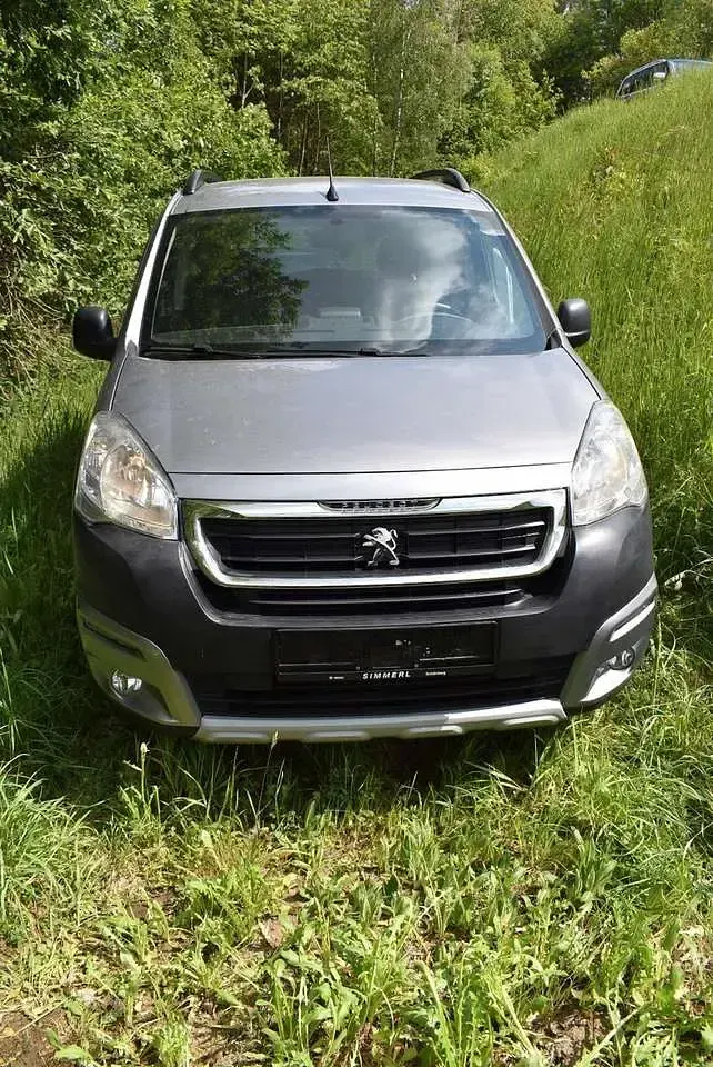 Gebraucht Peugeot Partner Tepee Outdoor 110 PS (80 kW) 2017 Gris artense Van / Kleinbus