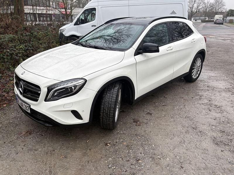 Weiß Gebraucht 2017 Mercedes GLA200 SUV | 19.000 € (Fairer Preis) - Bild 1/4