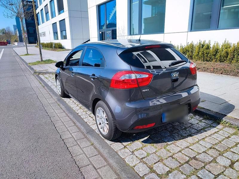 Gebraucht Kia Rio 109 PS (80 kW) 2013 Grau Kleinwagen