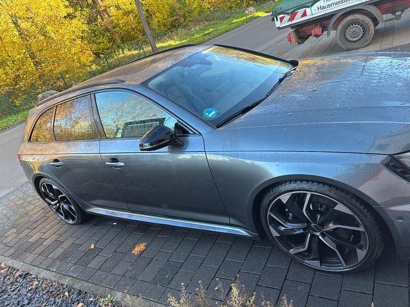 Grau Gebraucht 2024 Audi RS4 Sport Kombi | 80.000 € (Teuer) - Bild 1/4