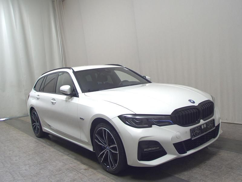 Gebraucht BMW 330e M Sport 252 PS (185 kW) 2021 Alpinweiss Kombi