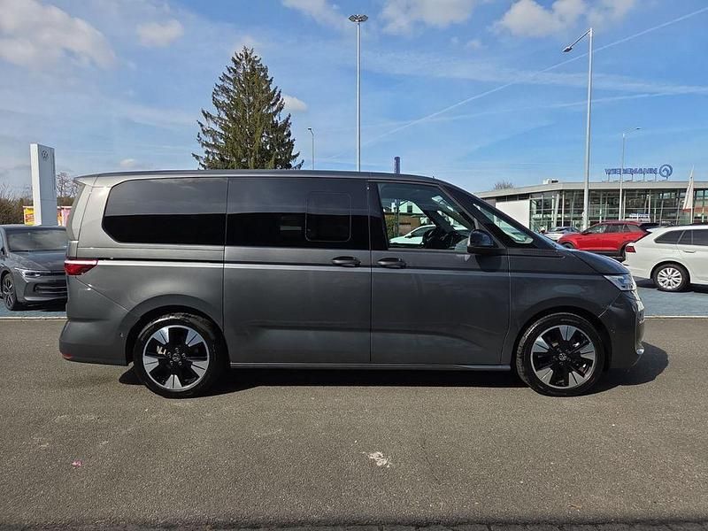 Gebraucht VW Multivan Life 150 PS (110 kW) 2025 Grau metallic Van