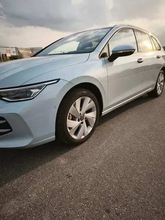 Gebraucht VW Golf VIII 150 PS (110 kW) 2025 Blau Kombi