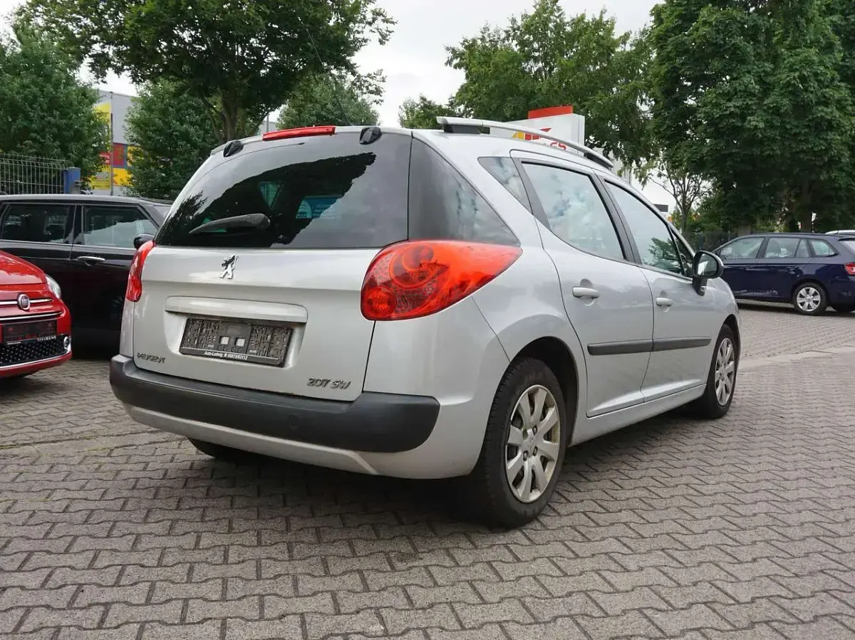 Gebraucht Peugeot 207 Tendance 95 PS (69 kW) 2008 Aluminiumgrau Kombi