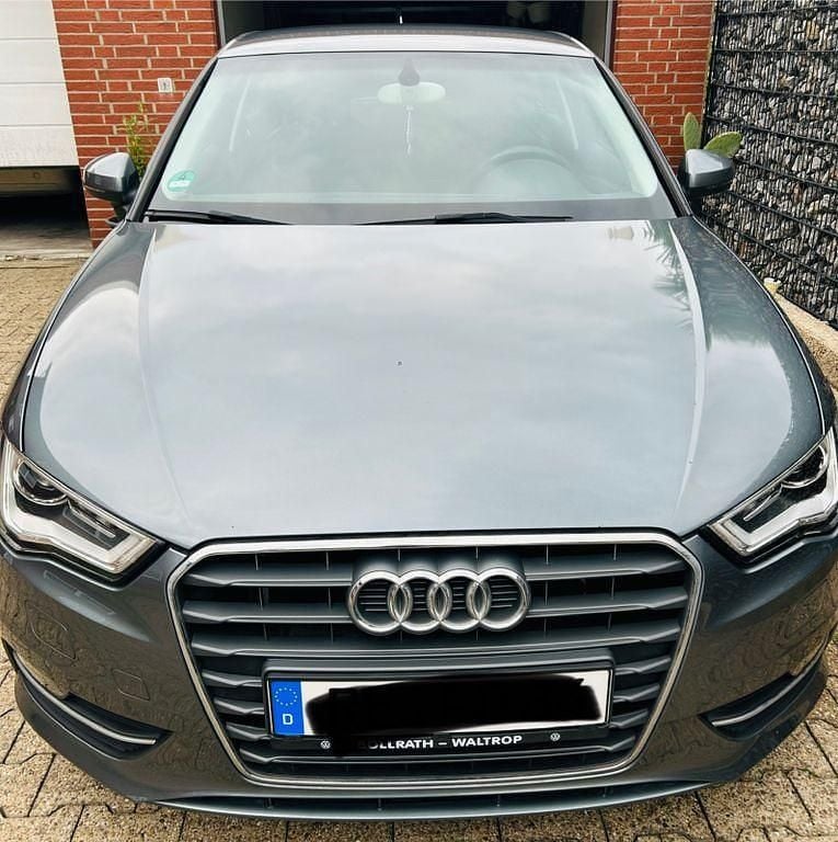 Grau Gebraucht 2014 Audi A3 Attraction Limousine | 8.999 € (Guter Preis) - Bild 1/4