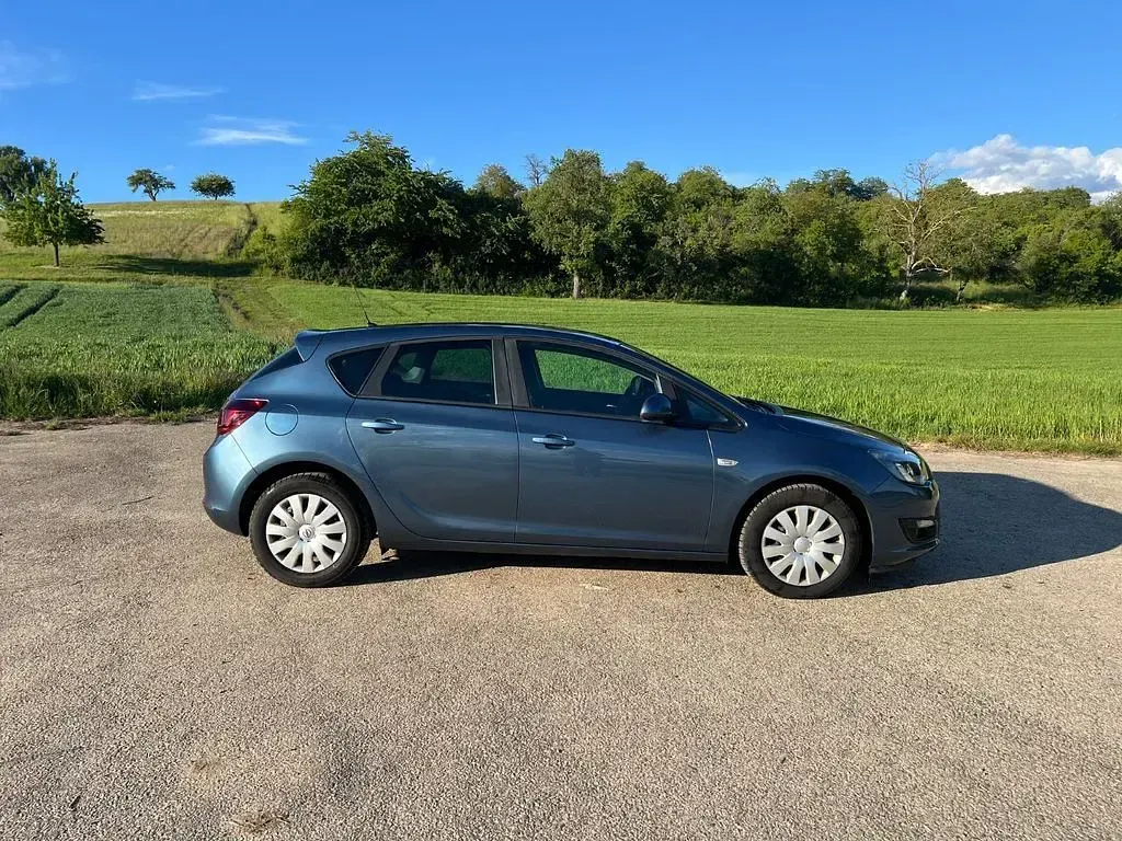 Gebraucht Opel Astra Edition 140 PS (102 kW) 2014 Limousine