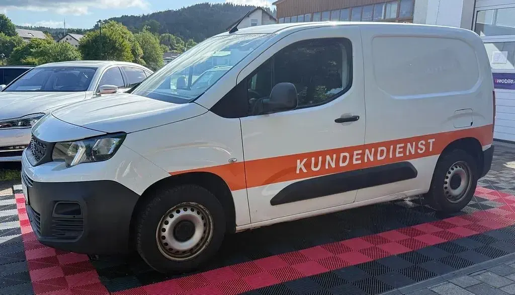 Gebraucht Peugeot Partner Premium 99 PS (72 kW) 2019 Weiß Van / Kleinbus
