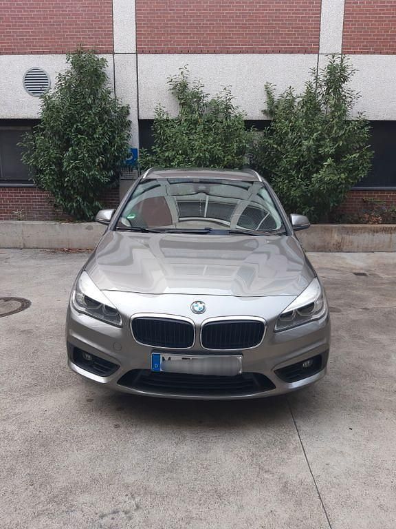 Silber Gebraucht 2015 BMW 218 Active Tourer Sport Line Van / Kleinbus | 14.600 € (Fairer Preis) - Bild 1/4