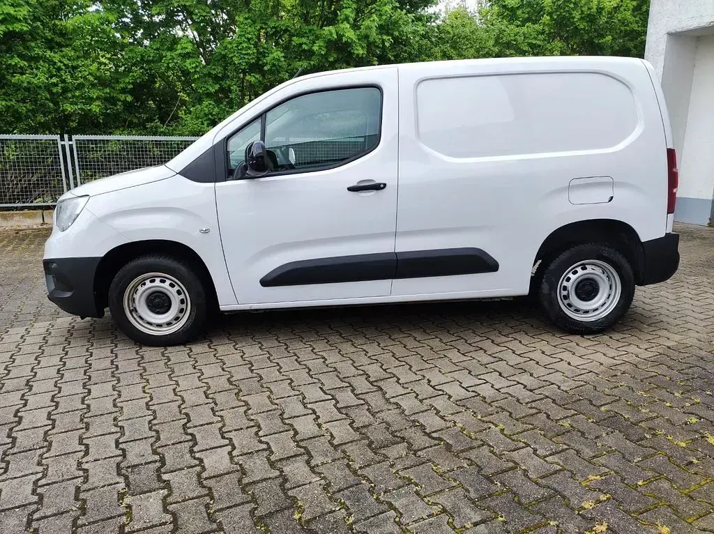 Używany Opel Combo 102 KM (75 kW) 2024 Biały Minivan