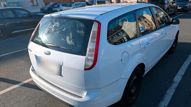 Gebraucht Ford Focus 101 PS (74 kW) 2009 Weiß Kombi