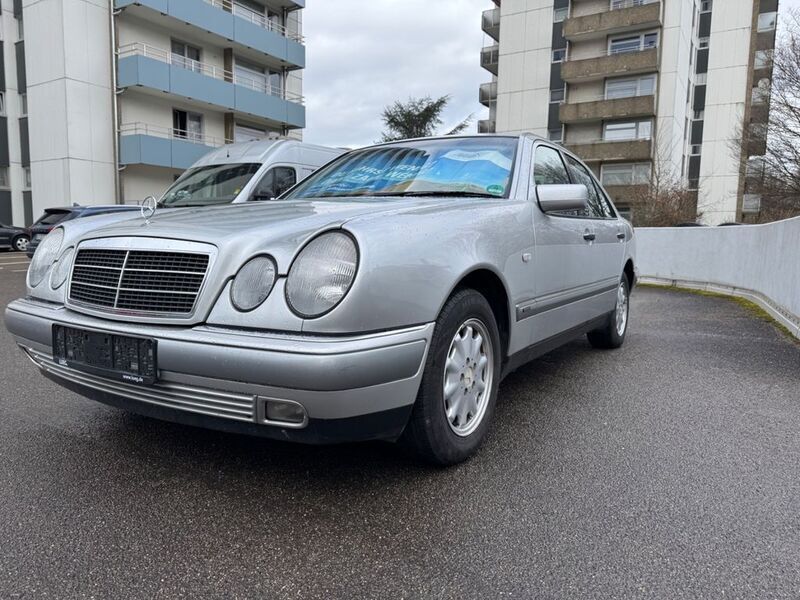 Silber Gebraucht 1999 Mercedes E240 Limousine | 6.100 € (Teuer) - Bild 1/4