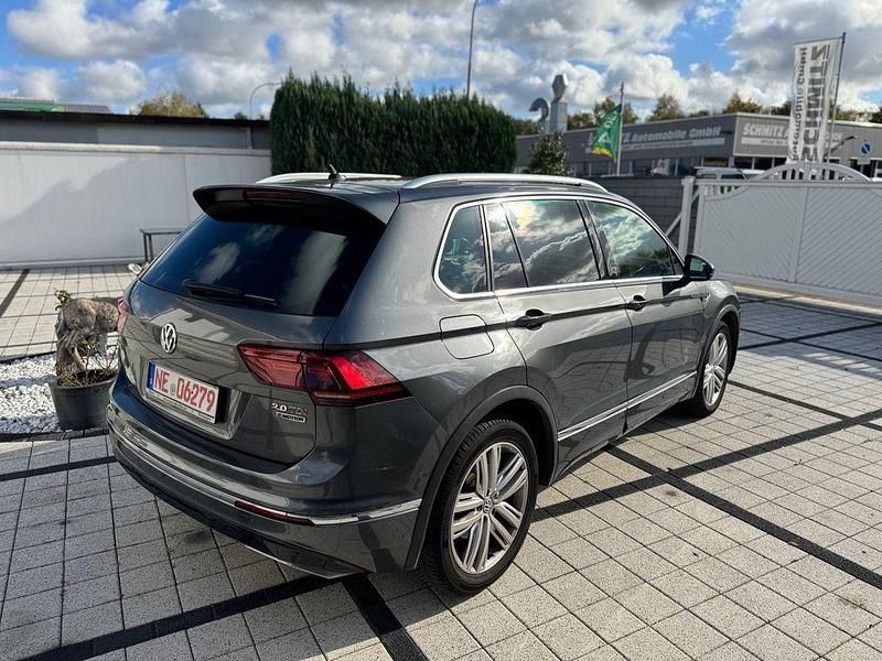 Grau Gebraucht 2018 VW Tiguan Highline SUV | 21.301 € (Etwas zu teuer) - Bild 1/4