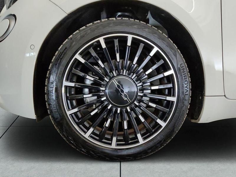 Gebraucht Fiat 500e La Prima 86 kW (118 PS) 2023 Arktis weiß Kleinwagen