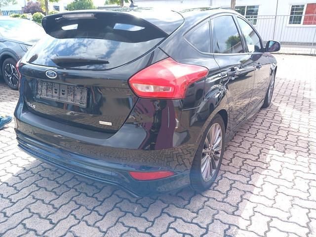 Iridium schwarz metallic iridium schwarz metallic Gebraucht 2018 Ford Focus ST-Line Limousine | 15.088 € (Teuer) - Bild 1/4