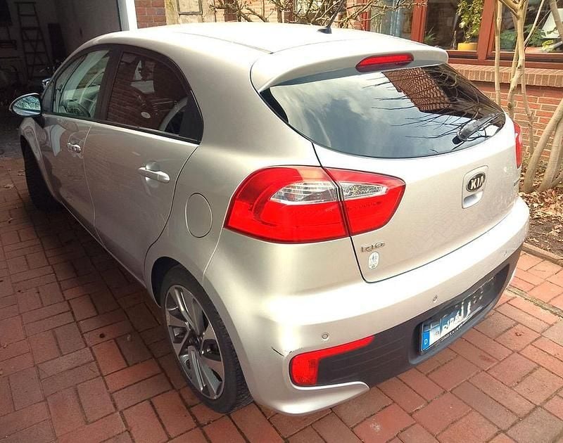 Gebraucht Kia Rio DREAM-TEAM Edition 109 PS (80 kW) 2016 Silber Kleinwagen