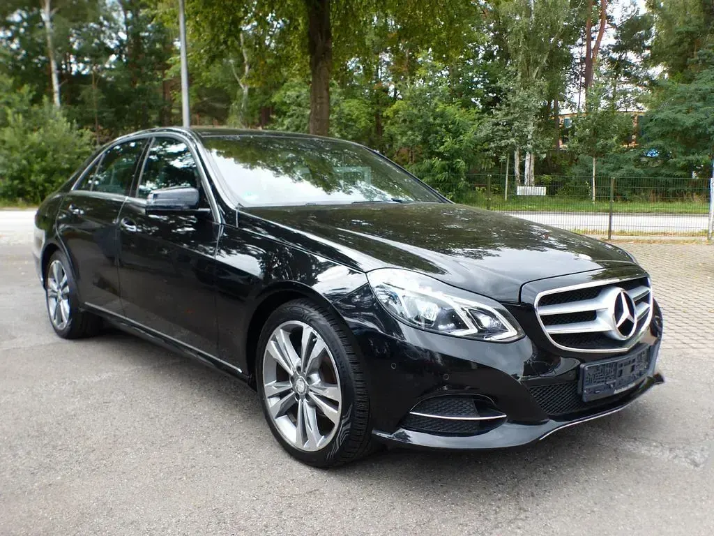 Gebraucht Mercedes E220 Avantgarde 170 PS (125 kW) 2015 Schwarz Limousine