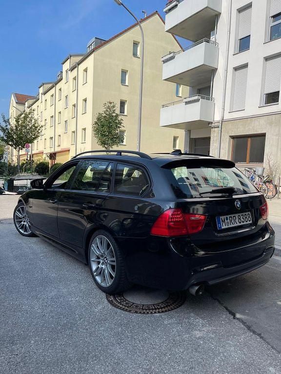 Schwarz Gebraucht 2009 BMW 320 Sport Line Kombi | 5.400 € (Fairer Preis) - Bild 1/4