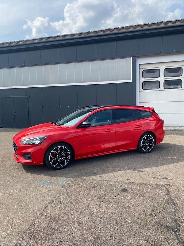 Rot Gebraucht 2019 Ford Focus ST-Line Kombi | 18.200 € (Etwas zu teuer) - Bild 1/4