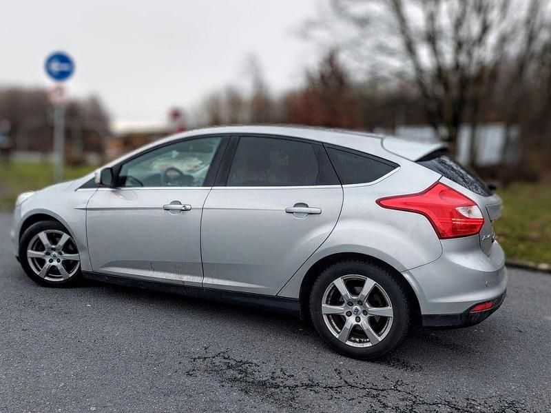 Gebraucht Ford Focus Titanium 116 PS (85 kW) 2011 Grau Limousine