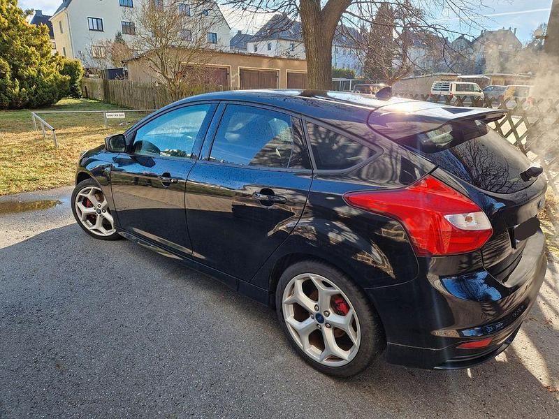 Schwarz Gebraucht 2013 Ford Focus Sport Limousine | 10.599 € (Teuer) - Bild 1/4
