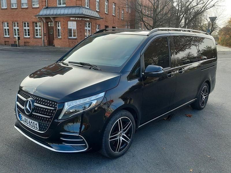 Schwarz Gebraucht 2020 Mercedes V250 AMG line Van / Kleinbus | 32.250 € (Fairer Preis) - Bild 1/4