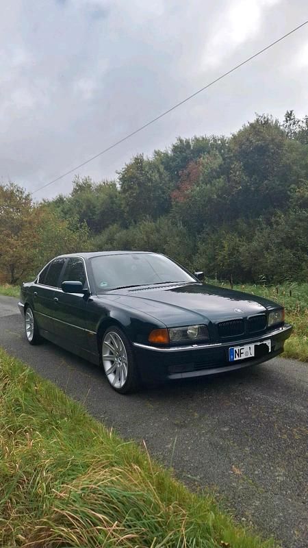 Grün Gebraucht 2025 BMW 735 Limousine | 9.250 € - Bild 1/4