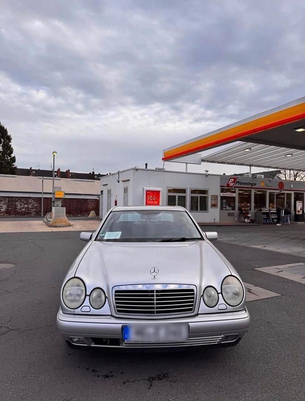 Gebraucht Mercedes E240 170 PS (125 kW) 1999 Grau Limousine