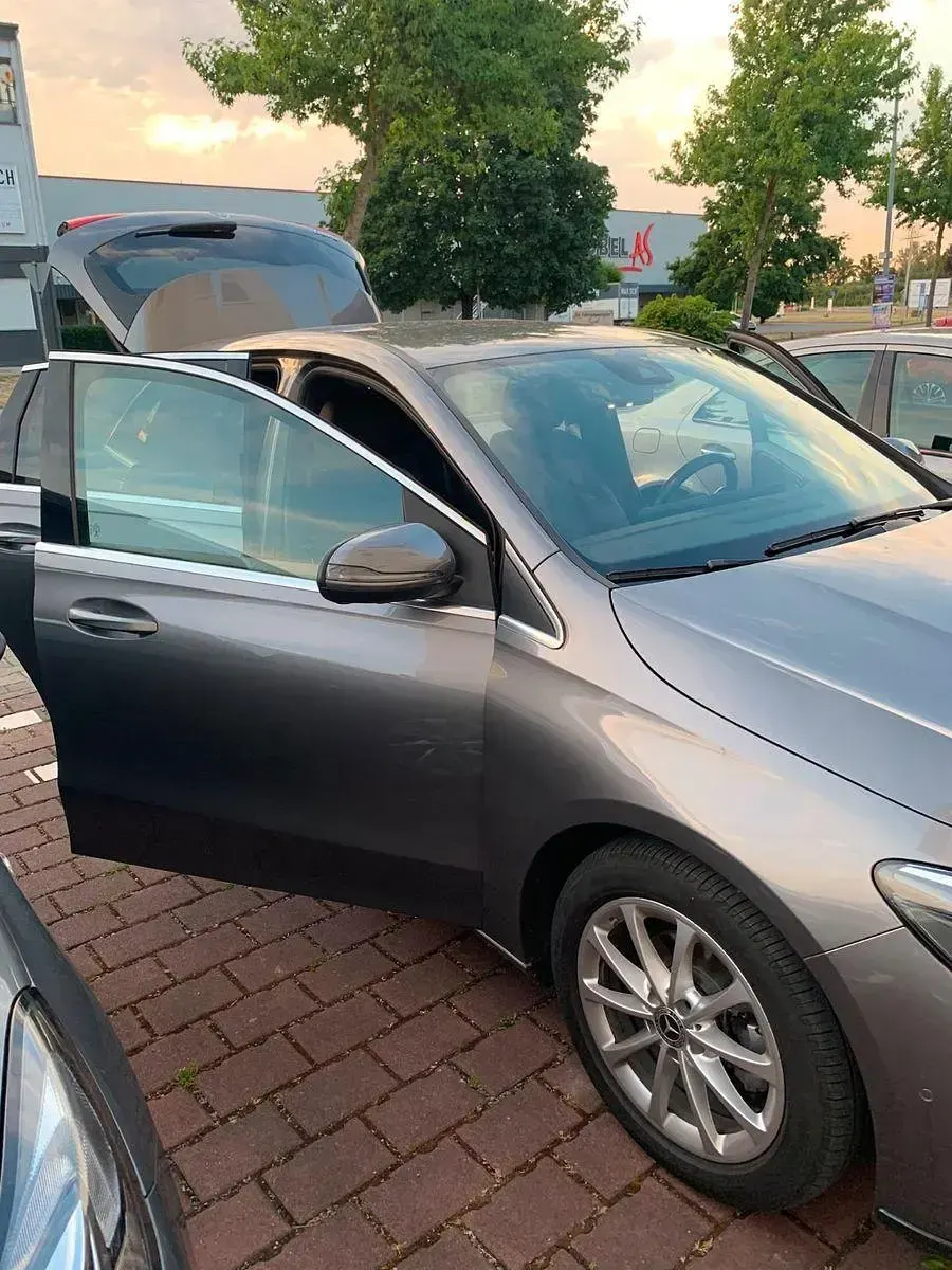 Gebraucht Mercedes B180 Progressive 136 PS (100 kW) 2020 Grau Kleinwagen