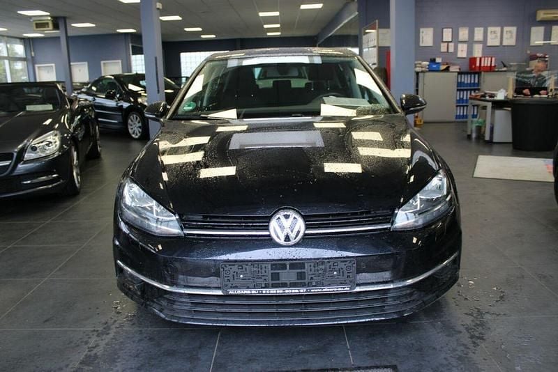 Gebraucht VW Golf VII Comfortline 110 PS (80 kW) 2017 Deep black pearlescent metalli Limousine