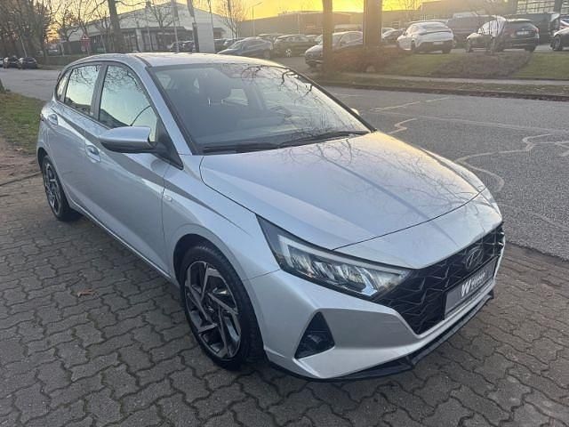 Gebraucht Hyundai i20 Intro Edition 101 PS (74 kW) 2021 Silber Limousine