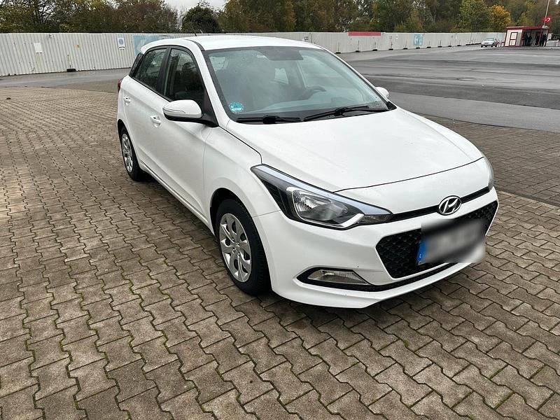 Weiß Gebraucht 2015 Hyundai i20 Limousine | 5.900 € (Guter Preis) - Bild 1/4