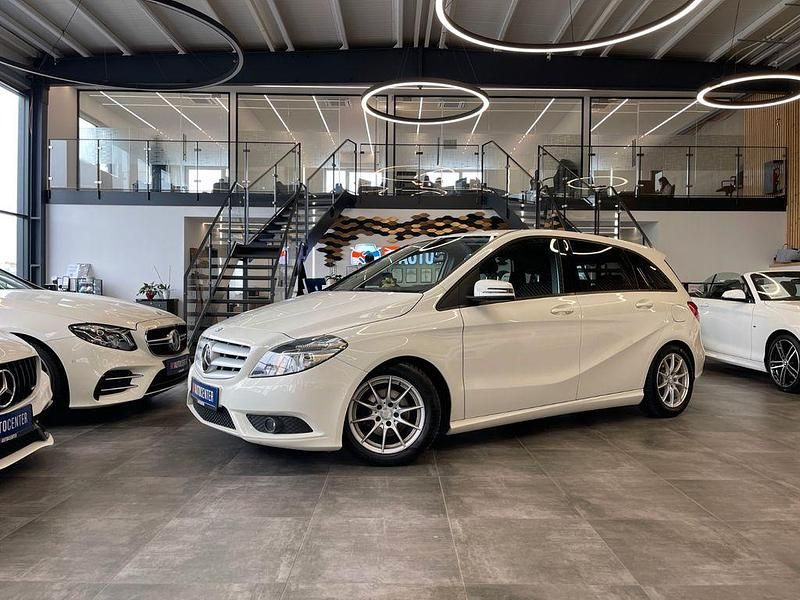 Weiß Gebraucht 2014 Mercedes B180 Van / Kleinbus | 7.990 € (Guter Preis) - Bild 1/4