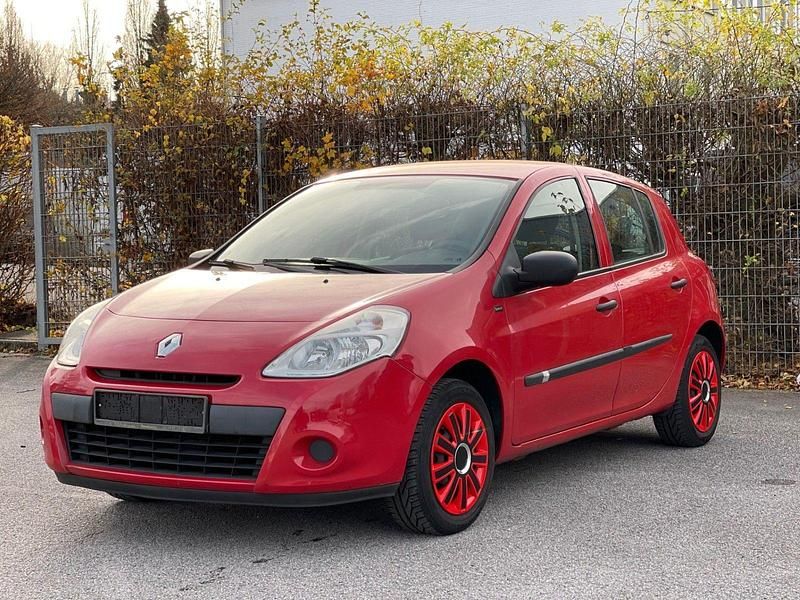 Rot Gebraucht 2012 Renault Clio IV Dynamique Limousine | 3.200 € (Guter Preis) - Bild 1/4